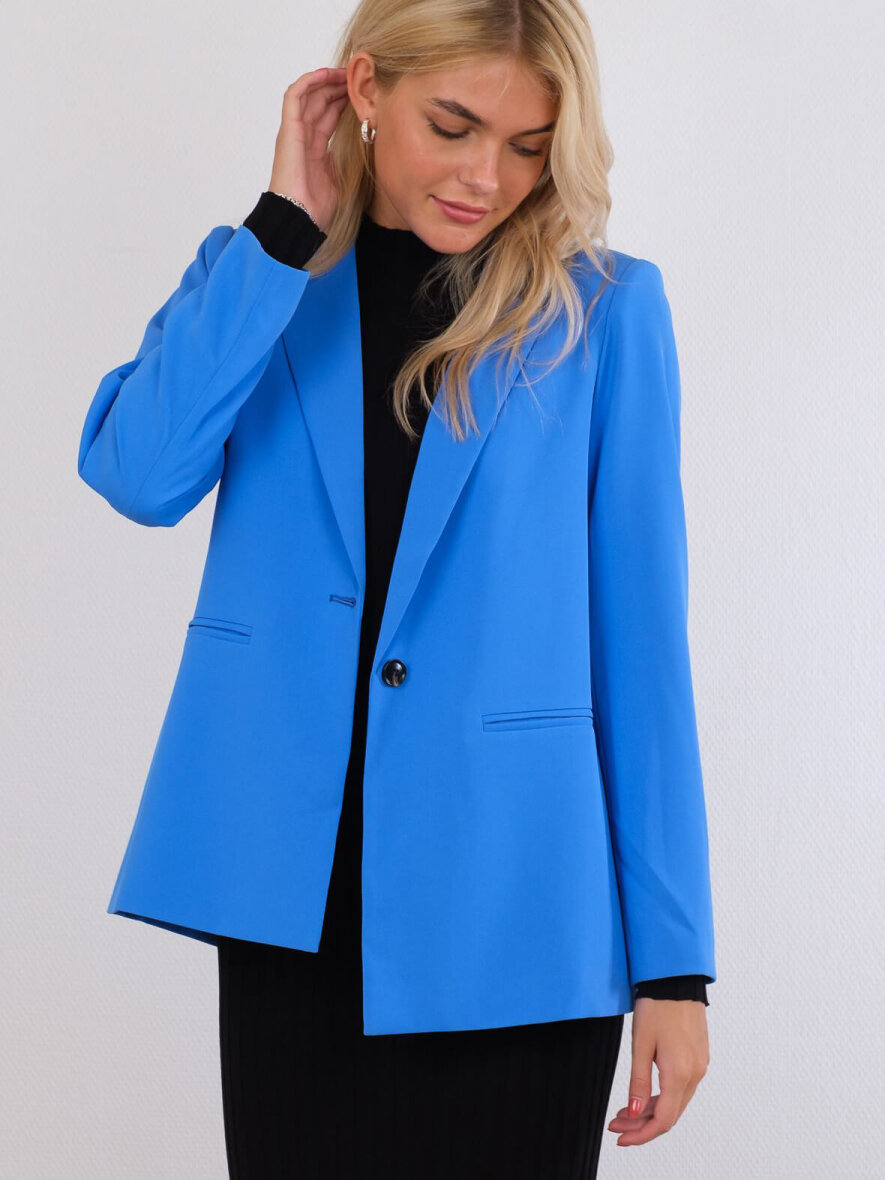 overholdelse spand Sorg Elegant blå blazer med revers og en enkel knap til luk foran. Fri fragt 500  kr.